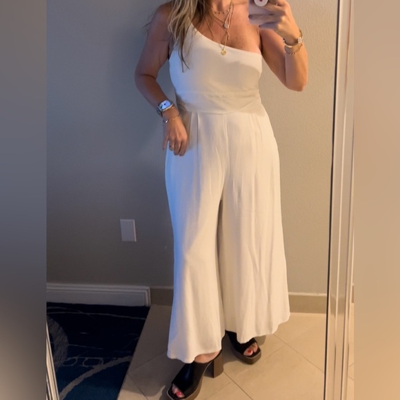 Asymmetrical women’s jumpsuit. White. Worn twice. Size Large - Picture 5 of 8